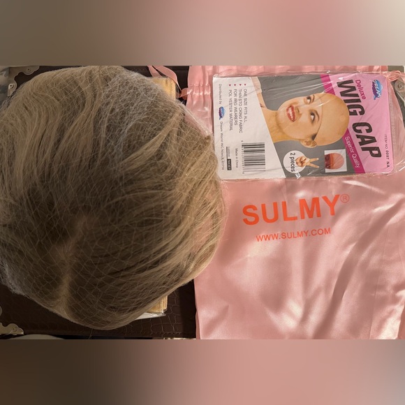 NWT - Stylish Blonde Hair Wig - Picture 3 of 3